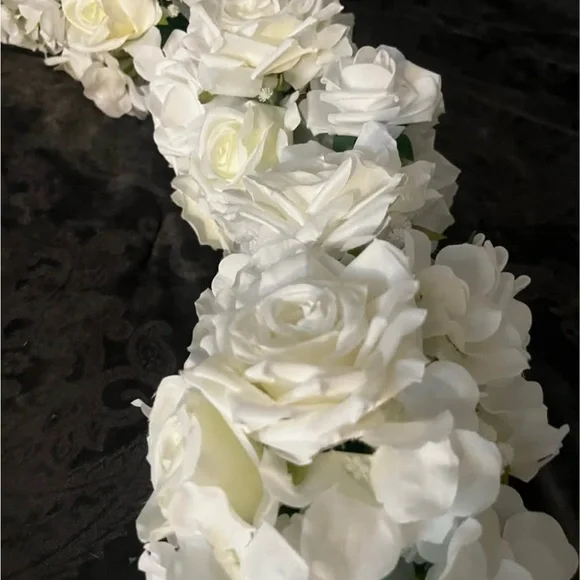 Elegant White Floral Garland - Picture 3 of 4